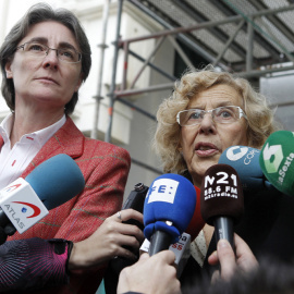 La alcaldesa de Madrid, Manuela Carmena, junto a Marta Higueras, primera teniente de alcalde y concejala de Equidad, Derechos Sociales y Empleo, en unas declaciones a los medios a las puertas del Ayuntamiento. EFE/Víctor Lerena