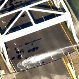 Chorros de agua enfrían un puente de Nueva York colapsado por el calor extremo