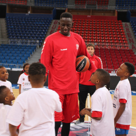 El proyecto 'One Team' de la Euroliga ayuda a colectivos desfavorecidos.