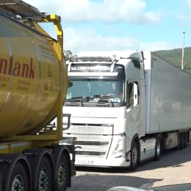 Los camiones ya circulan por la AP-7 tras el levantamiento del bloqueo con tractores