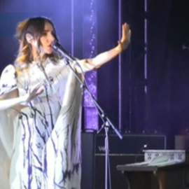 PJ Harvey convence y enciende las Noches del Botánico en Madrid
