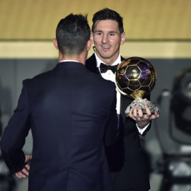 Messi es felicitado por Cristiano en la gala del FIFA Balón de Oro el año pasado.