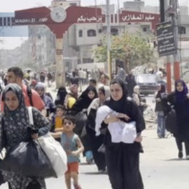 Gazatíes huyen durante la operación israelí en Nuseirat que dejó al menos 274 muertos