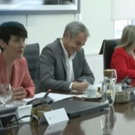 Mudo y foto de familia del consejo asesor de brecha de género