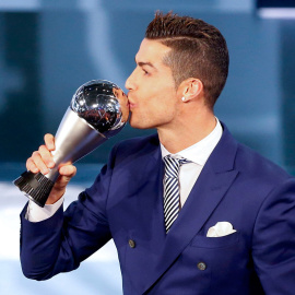 Cristiano Ronaldo besa el trofeo 'The Best', otorgado por la FIFA. /REUTERS
