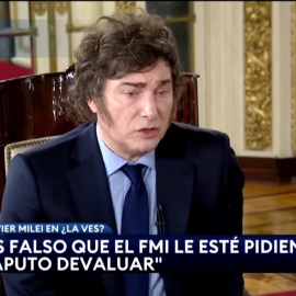 Milei destaca el apoyo del FMI y el Banco Mundial mientras niega presiones de devaluación