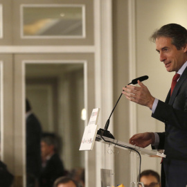 El ministro de Fomento, Íñigo de la Serna, durante su participación en un desayuno informativo celebrado en Madrid. EFE/Kiko Huesca