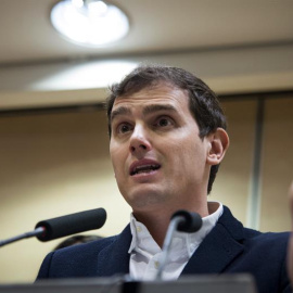 El presidente de Ciudadanos (C?s), Albert Rivera, durante la rueda de prensa ofrecida tras la visita realizada hoy al grupo municipal de la formación naranja en el Ayuntamiento de Madrid. EFE/Luca Piergiovanni