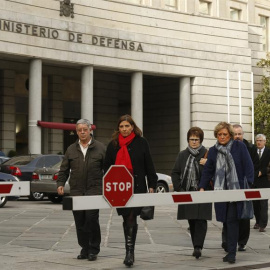 Representantes de la asociación de familiares de las víctimas del accidente del Yakolev 42, a su salida hoy del ministerio de Defensa, donde han mantenido una reunión con la ministra María Dolores de Cospedal. EFE/Kiko Huesca