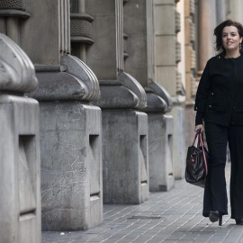 La vicepresidenta del Gobierno, Soraya Sáenz de Santamaría, ha llegado sobre las 17.10 horas de hoy a la sede de la consellería de Economía de la Generalitat para reunirse con el vicepresidente del ejecutivo catalán, Oriol Junqueras. EFE/Qu