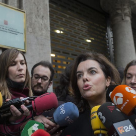 La vicepresidenta del Gobierno, Soraya Sáenz de Santamaría (i), atiende a los medios de comunicación en Barcelona. /EFE