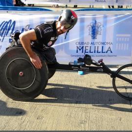 Rafa Botello posa en su silla de ruedas deportiva.