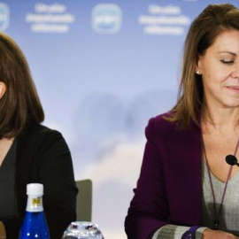 La vicepresidenta del Gobierno, Soraya Sáenz de Santamaría; y la ministra de Defensa y secretaria general del PP, María Dolores de Cospedal, en una imagen de archivo. EFE