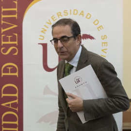 El rector de la Universidad de Sevilla, Miguel Ángel Castro, momentos antes de comparecer hoy ante los medios para informar de la suspensión de toda la actividad del catedrático Santiago Romero. /EFE