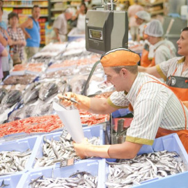 Empleados en la pescadería de un establecimiento de Mercadona. E.P.