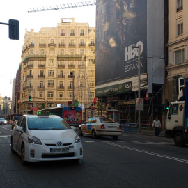 Vista de la Gran Vía esta mañana con escasa afluencia de vehículos. /J. Y.