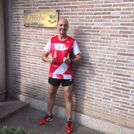 Iñigo Urrechu posa junto a uno de sus restaurantes con sus zapatillas de correr.