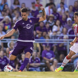 David Mateos, en un partido con el Orlando City, ante Bojan Krkic, del Stoke City.