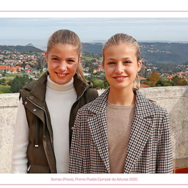 Los Reyes felicitan la Navidad con una instantánea de sus hijas en Asturias