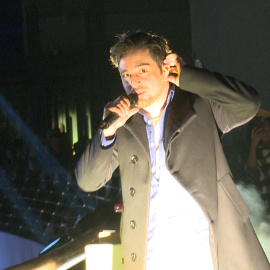 Bustamante se da un baño de masas en Valencia mientras evita a la prensa