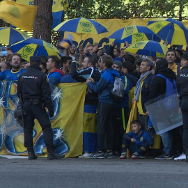 Aficionados del Boca Juniors esperan entre vítores la llegada de su equipo