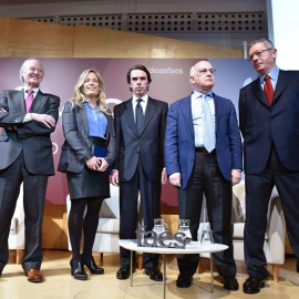 El expresidente del Gobierno José María Aznar (c) acompañado de Josep Piqué, Rocío Albert (2i), Javier Zarzalejos (2d) y Alberto Ruiz Gallardón (d), durante la clausura del acto "Ideas para la sociedad española",organizado por FAES. EFE/Fer
