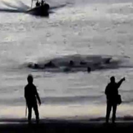 Captura de un vídeo en el que se ve a los inmigrantes tratando de alcanzar la playa de Ceuta y a los guardias civiles de operativo en el que murieron personas ahogadas.