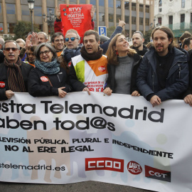 Cabecera de la manifestación de los extrabajadores de Telemadrid, a la que han acudido varios miembros de Podemos, entre ellos Pablo Iglesias. EFE