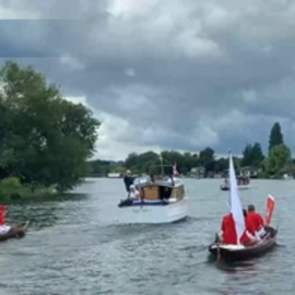 Las inundaciones dejan huella en el recuento anual de los cisnes del río Támesis