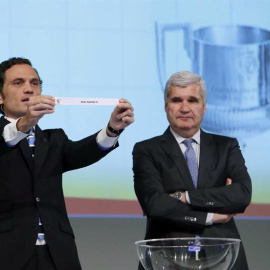 Pere Gratacós, a la derecha,  hoy durante el sorteo de los cuartos de final de la Copa del Rey. /EFE