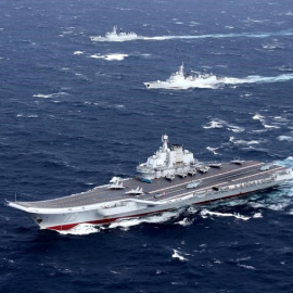 El portaaviones chino Liaoning y su flota de escolta, durante unas maniobras militares en el Mar de la China Meridional, el mes pasado. REUTERS
