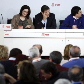 El presidente de la gestora del PSOE, Javier Fernández (c), junto al portavoz, Mario Jiménez (2d); y los miembros de la gestora. | CHEMA MOYA (EFE)