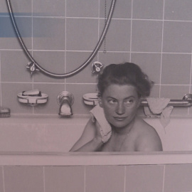 La icónica foto de Lee Miller en la bañera de Hitler se expone en la Costa Brava