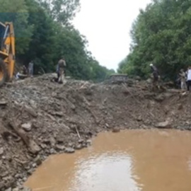 Operarios intentan reabrir la carretera que conecta a Cachemira con el desierto de Ladakh