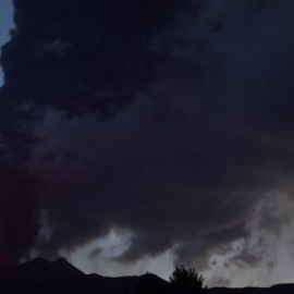 El volcán Etna mantiene en vilo a habitantes y turistas en la isla de Sicilia