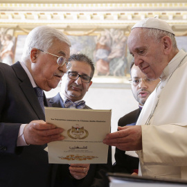 El Papa Frnacisco intercambia regalos con el presidente palestino Mahmoud Abás durante su encuentro en el Vaticano. / REUTERS