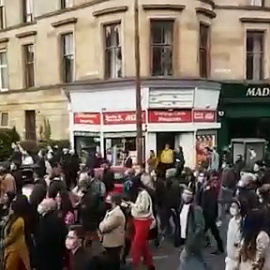 Miles de manifestantes participan en protestas antirracistas en todo Reino Unido