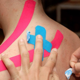 Una mujer en la consulta de una fisioterapeuta.- EFE