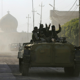 Soldados del Ejército iraquí celebran la toma de un barrio de la ciudad.- REUTERS/Alaa Al-Marjani