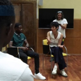 Elma Saiz se reúne con representantes de Cruz Roja y solicitantes de asilo