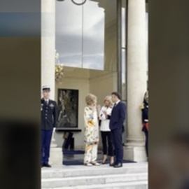 Emmanuel Macron recibe a la reina Sofía en el Elíseo