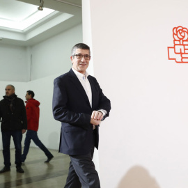 El exlehendakari Patxi López, a su llegada a la rueda de prensa que ha ofrecido para anunciar su decisión de presentarse como candidato a las primarias para secretario general del PSOE. EFE