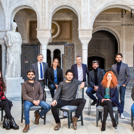 El equipo de 'La peste' durante la presentación de la serie ayer en Sevilla. /MOVISTAR +