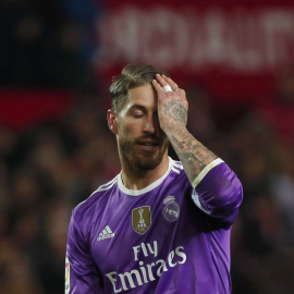 Sergio Ramos tras encajar un gol en propia meta ante el Sevilla.- REUTERS