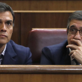 Patxi López con Pedro Sánchez en una imagen de archivo en el Congreso / EFE