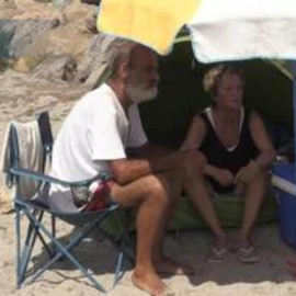 Una pareja duerme desde julio en una playa de Alicante por no poder pagar una vivienda