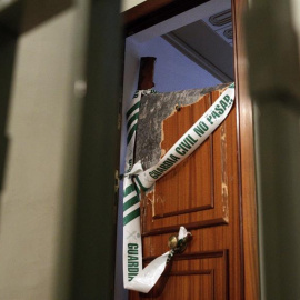 Portal de la vivienda en la que fue hallada la niña apuñalada por su padre en Benifaió (Valencia). /EFE