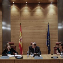 La vicepresidenta del Gobierno, Soraya Sáenz de Santamaría (i), junto al presidente del Senado, Pío García Escudero (c), y la presidenta de la presidenta del Consejo de la Transparencia, Esther Arizmendi, en el acto de constitución en la Cá