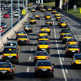 Cientos de taxistas marchas despacio por la B-20 de Barcelona, en protesta por la marcha de las negociaciones con el Ayuntamiento contra el intrusismo en el sector. REUTERS
