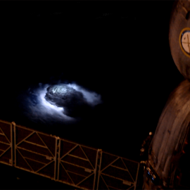 Una tormenta sobre la India, fotografiada desde la Estación Espacial Internacional el 8 de septiembre de 2015. En la imagen se observa parte de una nave Soyuz atracada en la estación. –ESA/NASA/IRISS/DTU